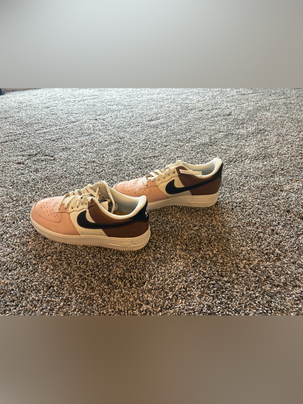 Nike Men’s Low-Top Sneakers in Pink, Brown and Black